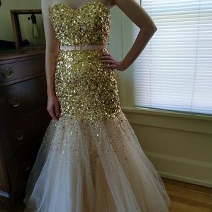 Jaw-dropping gold sequin gown